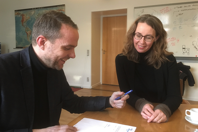 Her underskriver Cecilie Harrits og rådmanden for Børn og Unge i Aarhus Kommune en samarbejdsaftale, der skal styrke forældrenes rolle i de aarhusianske skoler.
