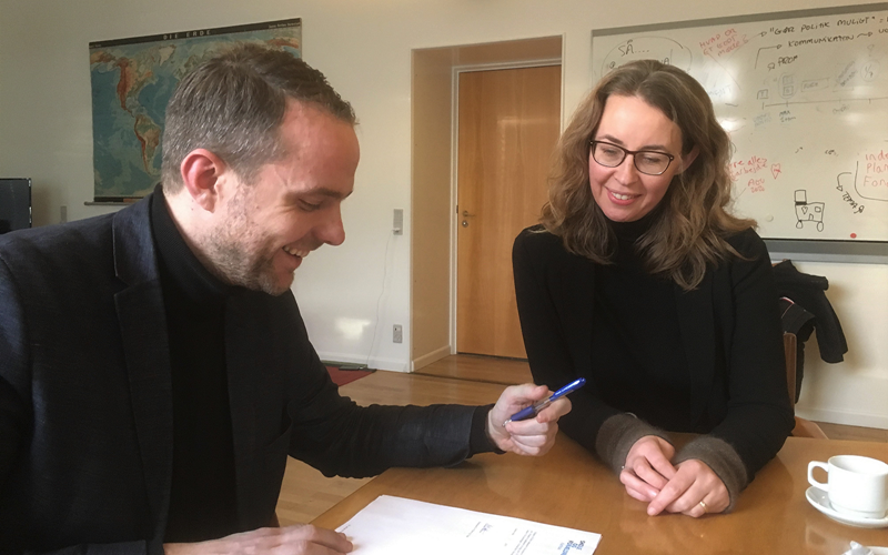 Her underskriver Cecilie Harrits og rådmanden for Børn og Unge i Aarhus Kommune en samarbejdsaftale, der skal styrke forældrenes rolle i de aarhusianske skoler.