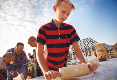 Dreng med fingrene i bolledejen