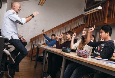 B.S. Christiansen med en skoleklasse